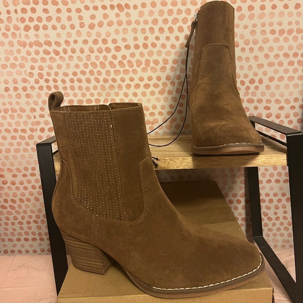 Universal Thread Solita Boots